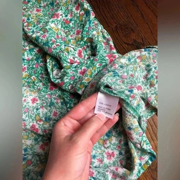 Cynthia Rowley Women’s 1X Bright Green Ruffled Floral V-Neck Sleeveless Blouse - Picture 9 of 10